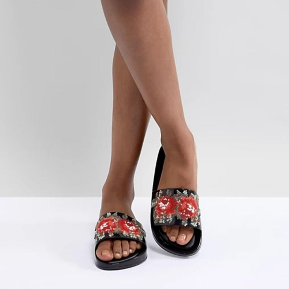 Melissa Beach Slide Flower Pixel